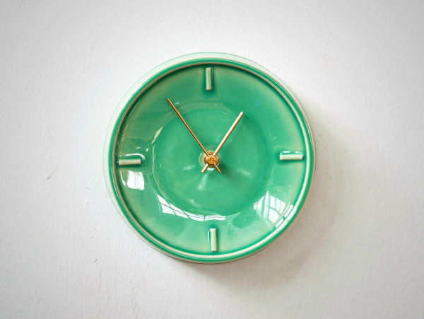 Sugy Pale Green Glazed Ceramic Clock - Handcrafted Japanese Pottery Timepiece